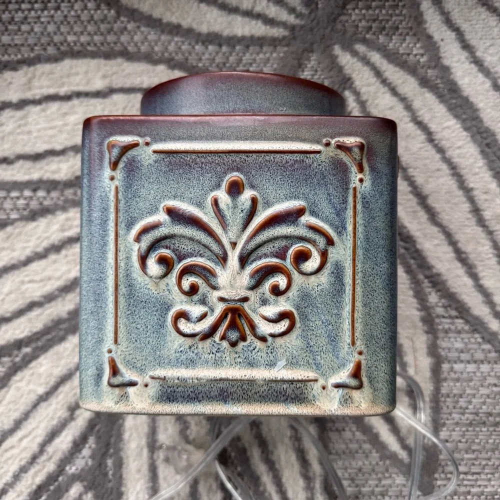 Yankee Candle Large Electric Melt Warmer Scenterpiece Damask Farmhouse BlueBrown